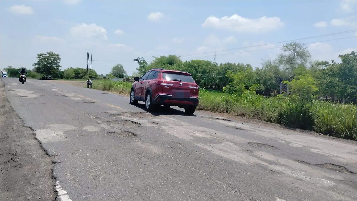 Carreteras destrozadas requieren rehabilitación que hasta ahora no se ha dado, a pesar de promesas del gobernador veracruzano